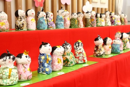 園内に飾られた園児手作りのひな人形は優しい笑顔ばかり♪