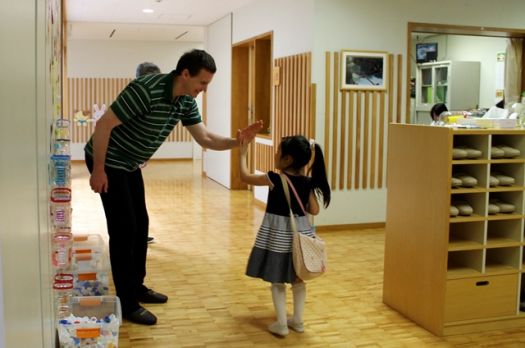 玄関でハイタッチ