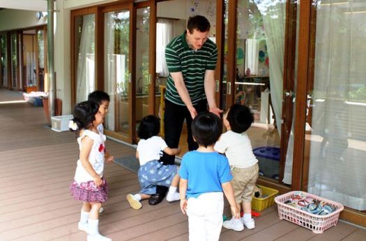 「エリック先生～」と大はしゃぎの子どもたち