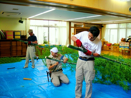 七夕にむけて　笹の飾り付けをしました　７月３日