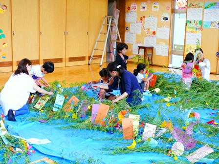 七夕にむけて　笹の飾り付けをしました　７月３日