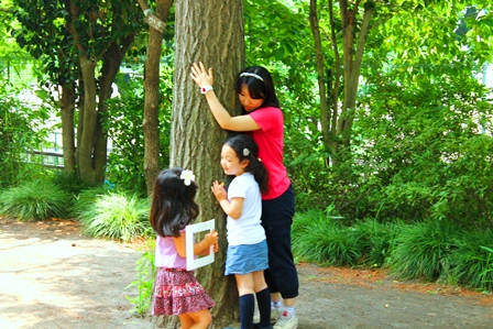  木に耳を当ててみると…なんか聞こえる！おしゃべりしてるみたいだよ！
