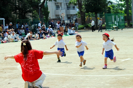 はじめて運動会に参加した年少さん。ゴールで待っている先生のところへダッシュ！