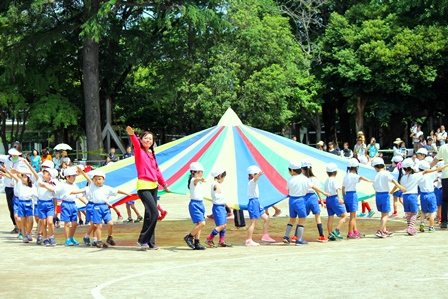 年長さんのバルーン体操。息の合った演技を見せてくれました。