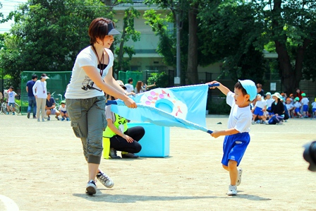 年中さんの親子種目は、こどもたちがトッピングしたドーナツを運ぶ競技。親子で息を合わせて走る！