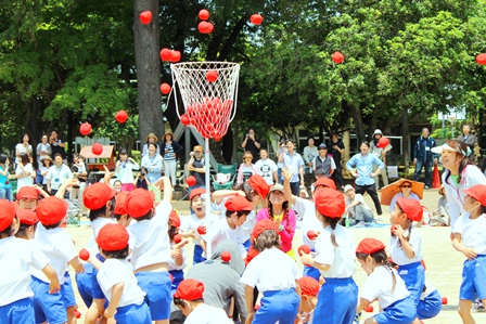 年中・年長さんが参加した玉入れ。白熱した展開になりました。