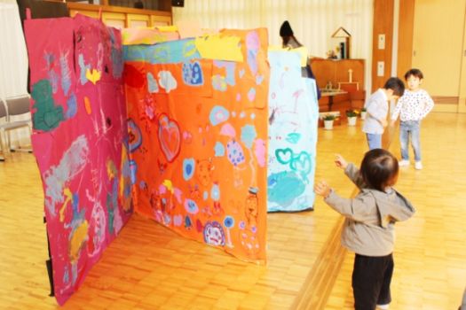 「おにいちゃんたちがつくったの、おおきくてすごいね！」