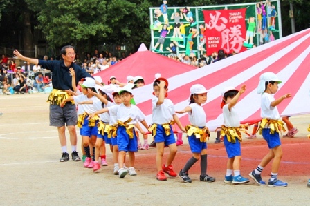   幼稚園全員演技の「バルーン体操」