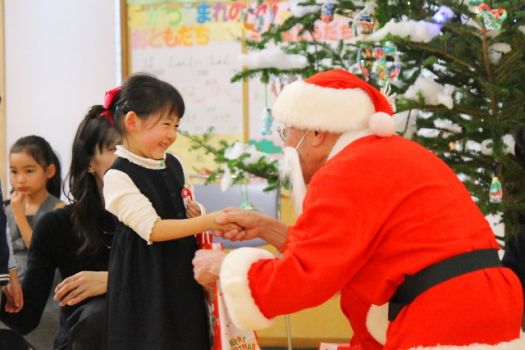 サンタさんとの握手にみんなとっても嬉しそう
