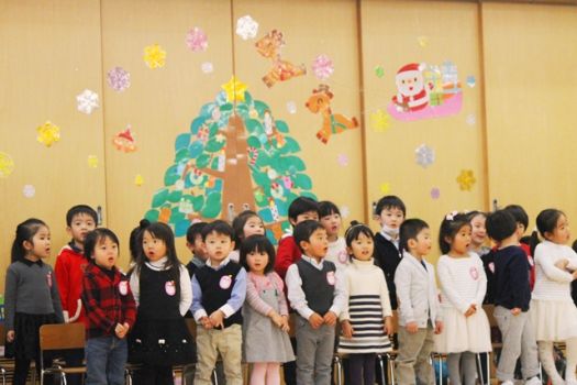  『山の音楽家』では、歌と一緒にかわいらしい手振りも披露