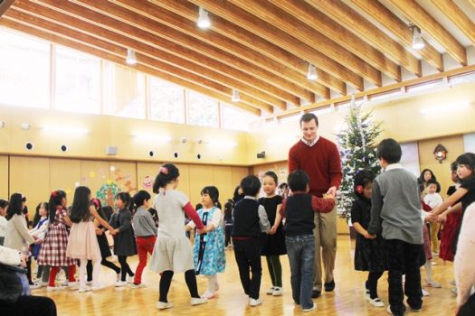 『ジングルベル』では年中さん年長さんと一緒にダンス