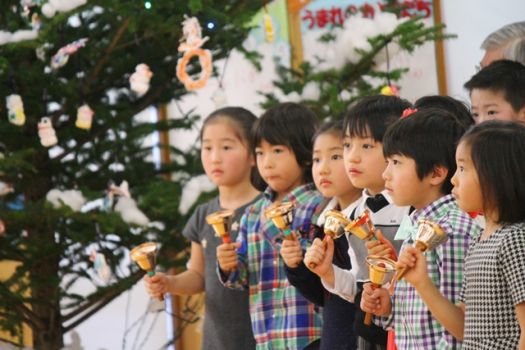  ハンドベルの合奏。きれいな金の音がホールを包みました。