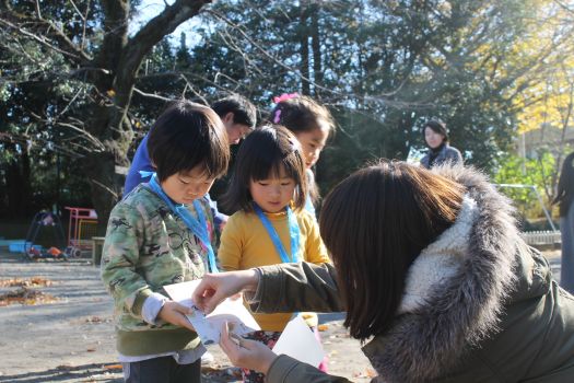  「黄色いはっぱ、見つけたよー！」「よく見つけられたねー、はい、シールをどうぞ！」
