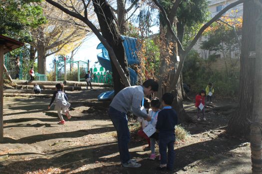  上の庭と下の庭をところせましと駆け回り、目的のものを探すこどもたち。