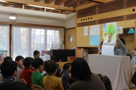 紙芝居がおにいさんたちの手作りだと知った子どもたちから「すごーい！じょうず—！」の声が。