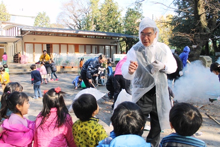 一緒にお芋掘りをした学園長が、先生たちと焼き芋を作ってくれました。 「もう焼けたかな？うん、おいしいぞ～！」 「わぁ～、ずるーい！食べた～い！」