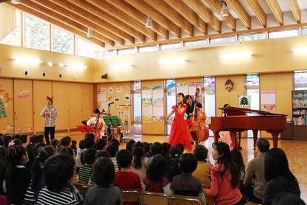 「ジングルベル」で音楽会がスタート！ん？はじっこにいるのは…トナカイさん…？