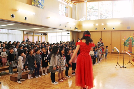 みんな立ち上がって「あわてんぼうのサンタクロース」を合唱。