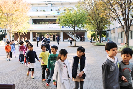 大学の校舎へ向かっておともだちと手をつないで歩くのも珍しくてウキウキ。