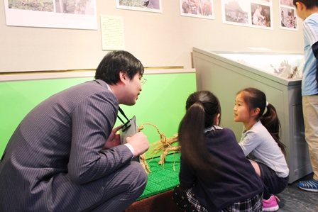 「これはわらでできてるんだよ。」職員のおにいさんにいろいろと教えてもらいました。