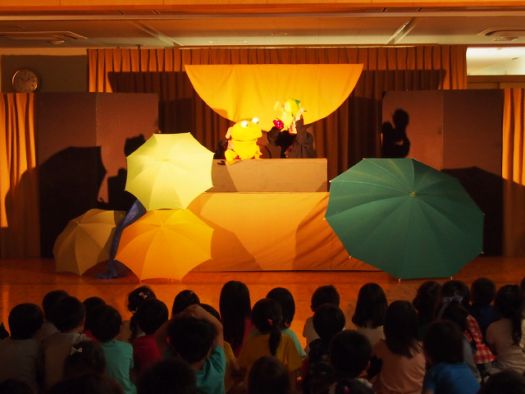 カエルがこびとを食べようとすると「キャー」