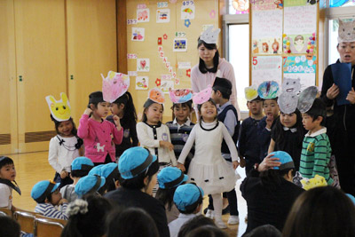 年中組は劇遊び「森のひなまつり」。いろいろな動物、お寿司屋さん、電車の運転手さん、それぞれの役を楽しんで演じました
