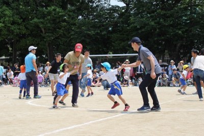 年中組親子種目「力を合わせてタグ奪い！」 協力して、腰のタグを奪います！