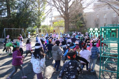 一斉に逃げ出す園児たち