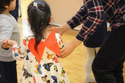 背中に羽をつけたモデルさんも