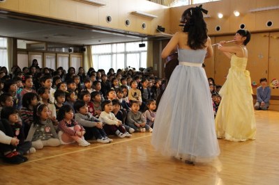フルートとチェロの演奏でスタート！クギ付けです
