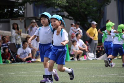 年長さんは息を合わせて二人三脚