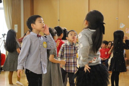 年中さんのダンスは「クリスマスのうたがきこえてくるよ」