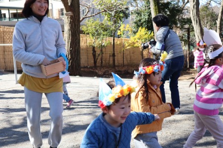 先生たちに追いかけられるちびっこ鬼たち