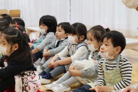 作り方の手順を見る子どもたちの目は真剣