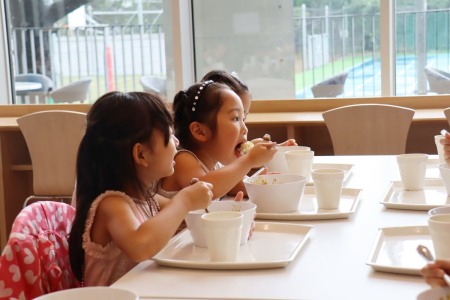 大きな口でカレーをパクリ！ちょっと辛いけどおいしい～！