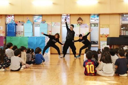 最後のポーズが決まると、子どもたちから大歓声！