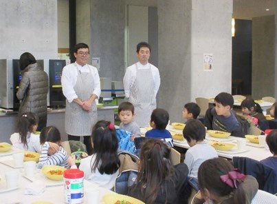 カフェテリアの方が年長組に合う量や味に工夫してくれました。