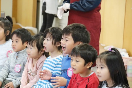 「よいしょー！」と声で応援する子どもたち
