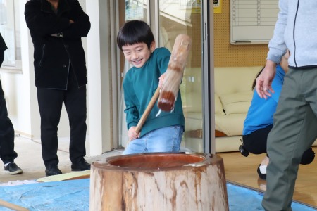 中にはお父さんの手を借りず、自力でお餅つきに挑戦する子も
