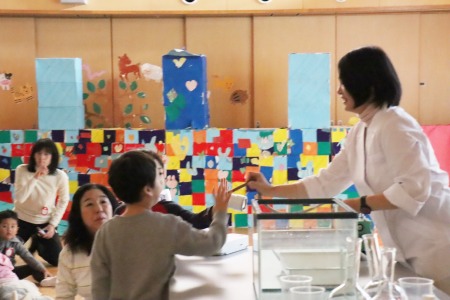 真空ポンプの先に触ってみると…わぁ！指が吸い込まれる～～