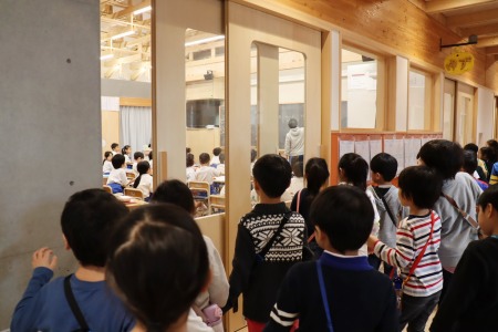 授業の様子を廊下から静かに見学。みんな興味津々！