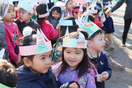 年少さんは、カラフルにぬった鬼の角をつけています