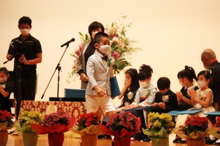 証書を持って壇上を歩く姿は堂々としています