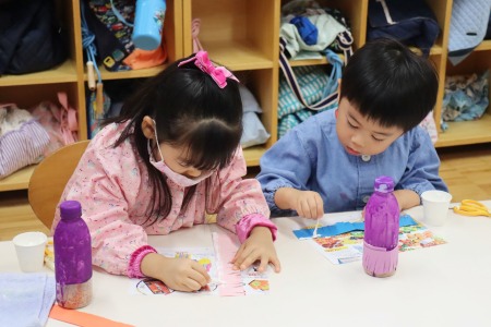 次はボンドをつける作業。紙の端にきれいに塗ったら…