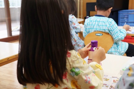 白と黒のシールで「目」を作ります