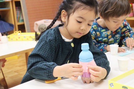 ペットボトルにくるっと巻いて貼り付け