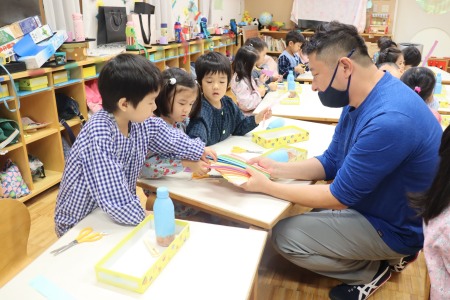 たくさんの色から好きな色の紙を選びます