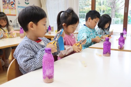 紙に切り込みを入れる作業。みんな真剣です