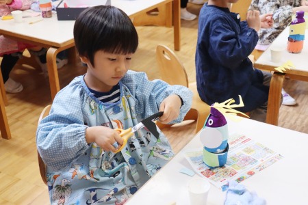 あっという間に口、鼻、耳や髪の毛など飾りつけました