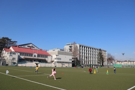 晴れ渡る青空のもと、大グラウンド1面を使って凧揚げを楽しみました